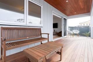 Bright & Airy Coastal abode - 6