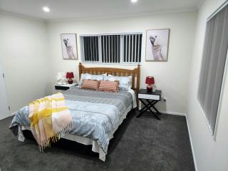 Pristine home step to transit - Auckland - 7