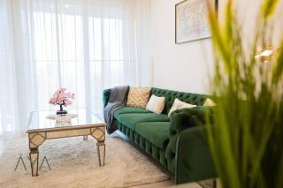 Elegant 1BR Retreat with Rooftop Pool in JVC - Dubái - 3