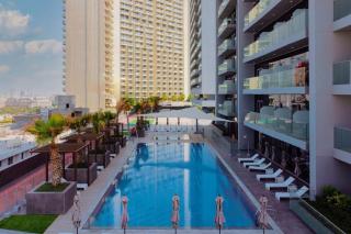 Elegant 1BR Retreat with Rooftop Pool in JVC - Dubái - 6