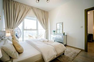 Elegant 1BR Retreat with Rooftop Pool in JVC - Dubái - 7