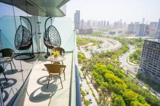 Elegant 1BR Retreat with Rooftop Pool in JVC - Dubái - 5