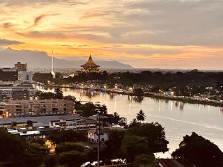 Kuching City Center Riverine Apartment With Balcony and Garden Views - Kuching - 0