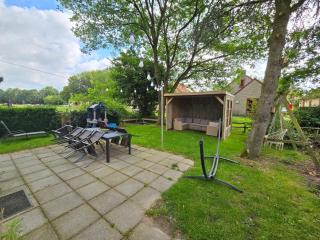 7 person House with swing, firepit, hammock, garden, swimming lake, child friendly, in- and outside playground, and great coffee - Ewijk - 7