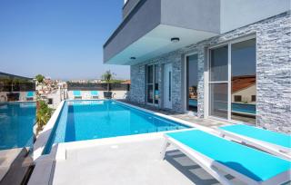 Stunning Apartment In Podstrana - 1