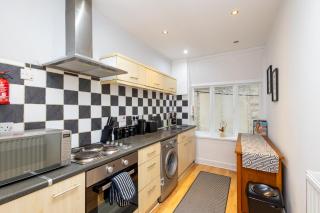 Spacious 3 Bedroom Ground Floor Apartment - 10 mins from City Centre - 7