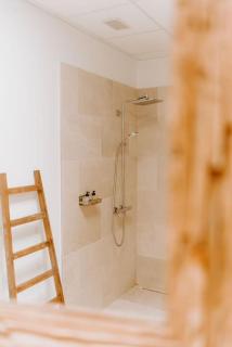 Suite de charme avec jacuzzi et cabine infrarouge - 8