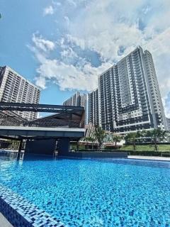 TIZ Palace Homestay 3R3B Apartment w Sunset View Balcony and pool Nearby Bangi Wonderland - 4