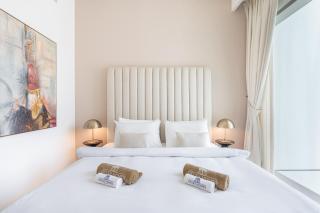 Premium Downtown Home with Burj Khalifa View - Dubai - 9