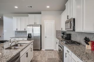 M&J Luxury Home - Katy - 8