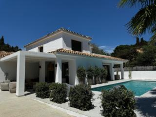 Marbella Bliss - Serenity 4-Bedroom VILLA with Exclisive HEATED Private POOL & Jacuzzi, Tropical Garden, Marbesa - Steps from the Cabopino Beach - 6
