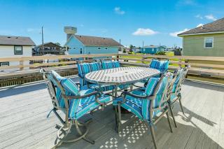 Huge Deck Fully Fenced & Pups Welcome - Galveston - 9