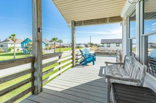 Huge Deck Fully Fenced & Pups Welcome - Galveston - 5