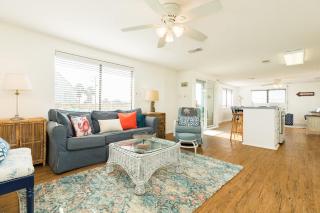 Pineapple by the Sea - Outdoor Bar, Walk to Beach! - 4