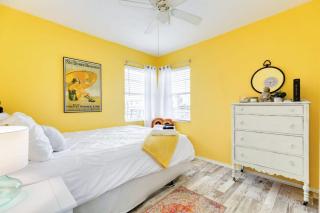 Fun in the Sun! Cozy Beach Pad, Gulf Views and Easy Access to the Sand! - Surfside Beach - 1