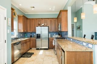 180 Degree Water Views, Huge Deck, Perfect Sunrise Spot, Great Layout! - Freeport - 1
