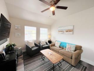 The Blue Haven - Cute Beach Bungalow With Easy Access to Sand and Gulf Waters! - 2