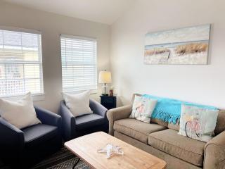 The Blue Haven - Cute Beach Bungalow With Easy Access to Sand and Gulf Waters! - 1