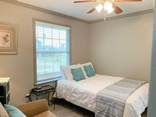 Cute Coastal Cottage! Just a Few Blocks to Beach, Gulf, Jetty and Splash Park! - 1