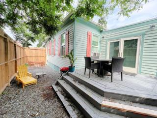 Cute Casa Azul-2 Blks to Beach Private Fenced Yard - Galveston - 5