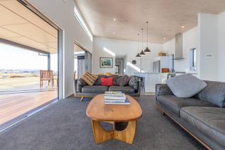 Modern and spacious with river and vineyard views - Kereru - 6