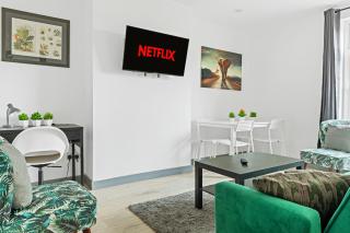 Stanion Luxurious 3 Bedroom Modern House Northamptonshire, Double, Twins, Single, Free Parking, Free Wi-Fi, Pets, Up to 8 Sleeps, 4 Smart TVs - Corby - 9