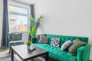 Stanion Luxurious 3 Bedroom Modern House Northamptonshire, Double, Twins, Single, Free Parking, Free Wi-Fi, Pets, Up to 8 Sleeps, 4 Smart TVs - Corby - 0