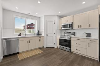 Castle View I Sleeps 15 I Kitchen I Netflix I TV - Pincher Creek - 8