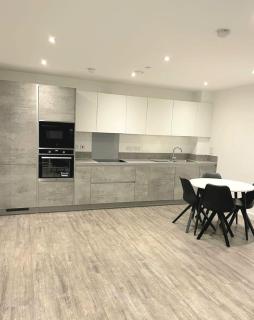 2 Bedroom Luxury Apartment in Barking - 9