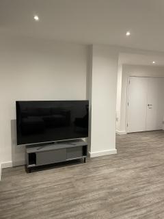 2 Bedroom Luxury Apartment in Barking - 2