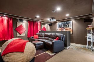 Sleeps 10, Indoor and Outdoor Theaters, Batting Cage, & Games! - 5