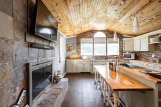 Sleeps 10, Indoor and Outdoor Theaters, Batting Cage, & Games! - 2