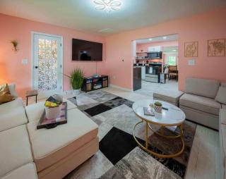 The Great Gatsby Pink Flamingo Lounge Retreat! - Surry - 9