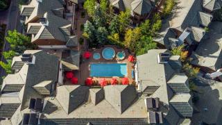 Villa Montane 219 by East West Hospitality - 6