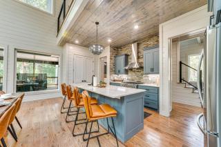 Deluxe Riverfront Cabin in Broken Bow with Hot Tub! - Broken Bow - 4