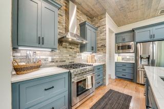 Deluxe Riverfront Cabin in Broken Bow with Hot Tub! - 3