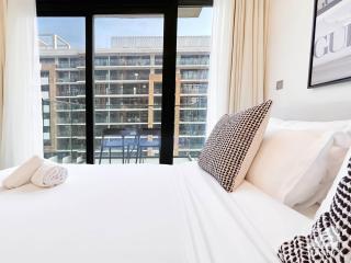 Bright & Airy Studio with Balcony in Azizi Riviera - Dubai - 7