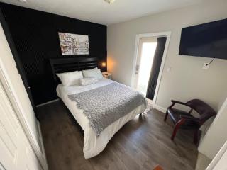 Pura Vida Private Access, Room & Bathroom - West Palm Beach - 2