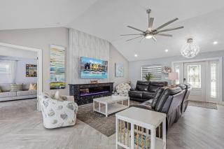 Gulf Access, Dock with Tiki, Heated Pool and Spa, Putting Green - Villa Sunrise Soiree - Roelens - Cape Coral - 3