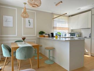 Vick's house with parking and EV chrgr - Uxbridge - 7