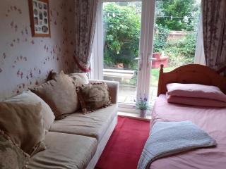 Ground floor, large room, 2 single beds, sofa, TV, wifi & patio - Broadstone - 4