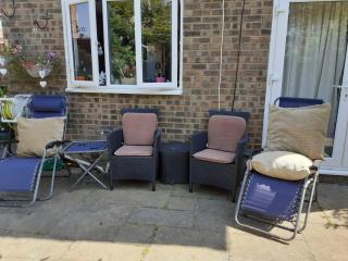 Ground floor, large room, 2 single beds, sofa, TV, wifi & patio - Broadstone - 3