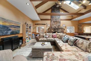 Bear Family Cabin - Stay together & play together! Foosball, billiards, hot tub, walk to lake! - Big Bear Lake - 8