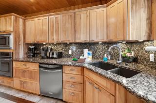 Bear Family Cabin - Stay together & play together! Foosball, billiards, hot tub, walk to lake! - Big Bear Lake - 5