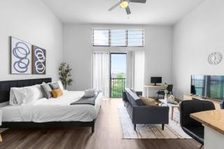 Urban King Loft Perfect for City Explorers - 9