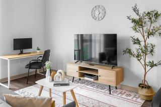 Urban King Loft Perfect for City Explorers - 8