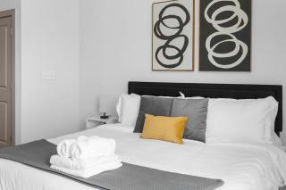 Urban King Loft Perfect for City Explorers - 5