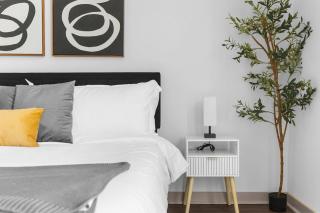 Urban King Loft Perfect for City Explorers - 6