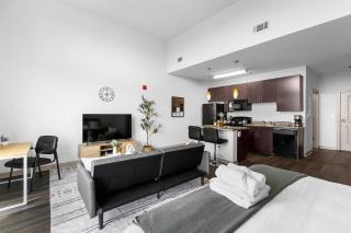 Urban King Loft Perfect for City Explorers - 4