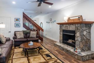 Patio and Fireplace Tranquil Grandfather Mtn Cabin - Banner Elk - 9